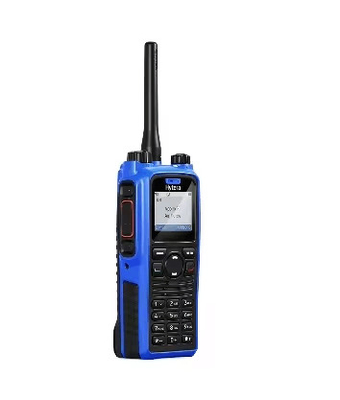 Su geçirmez iki yönlü radyo PD795EX FM standartları ve IP67 dereceli toz ve suya karşı koruma ile IEC standartları.
